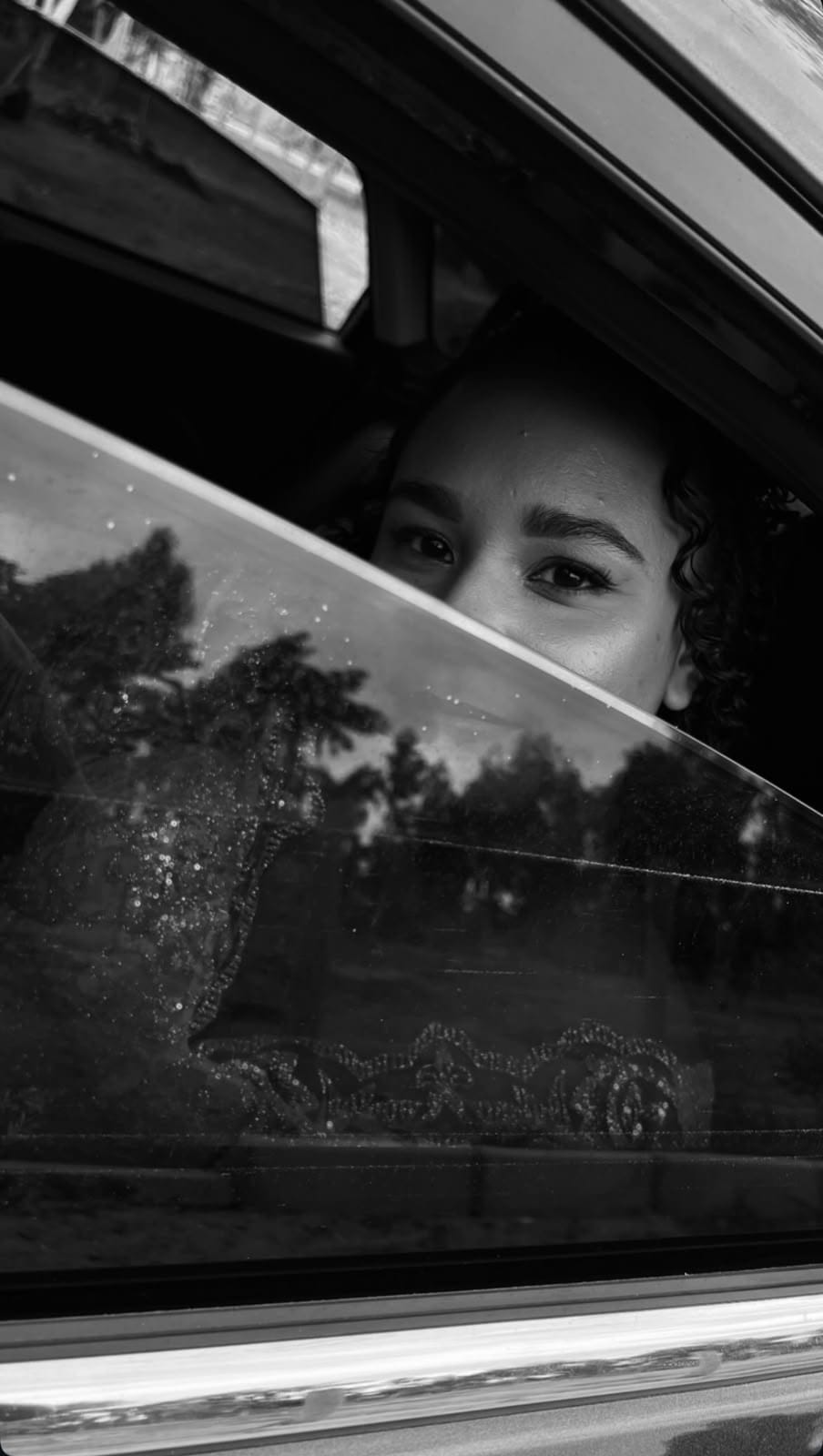 Noiva olhando pela janela do carro a caminho da cerimônia