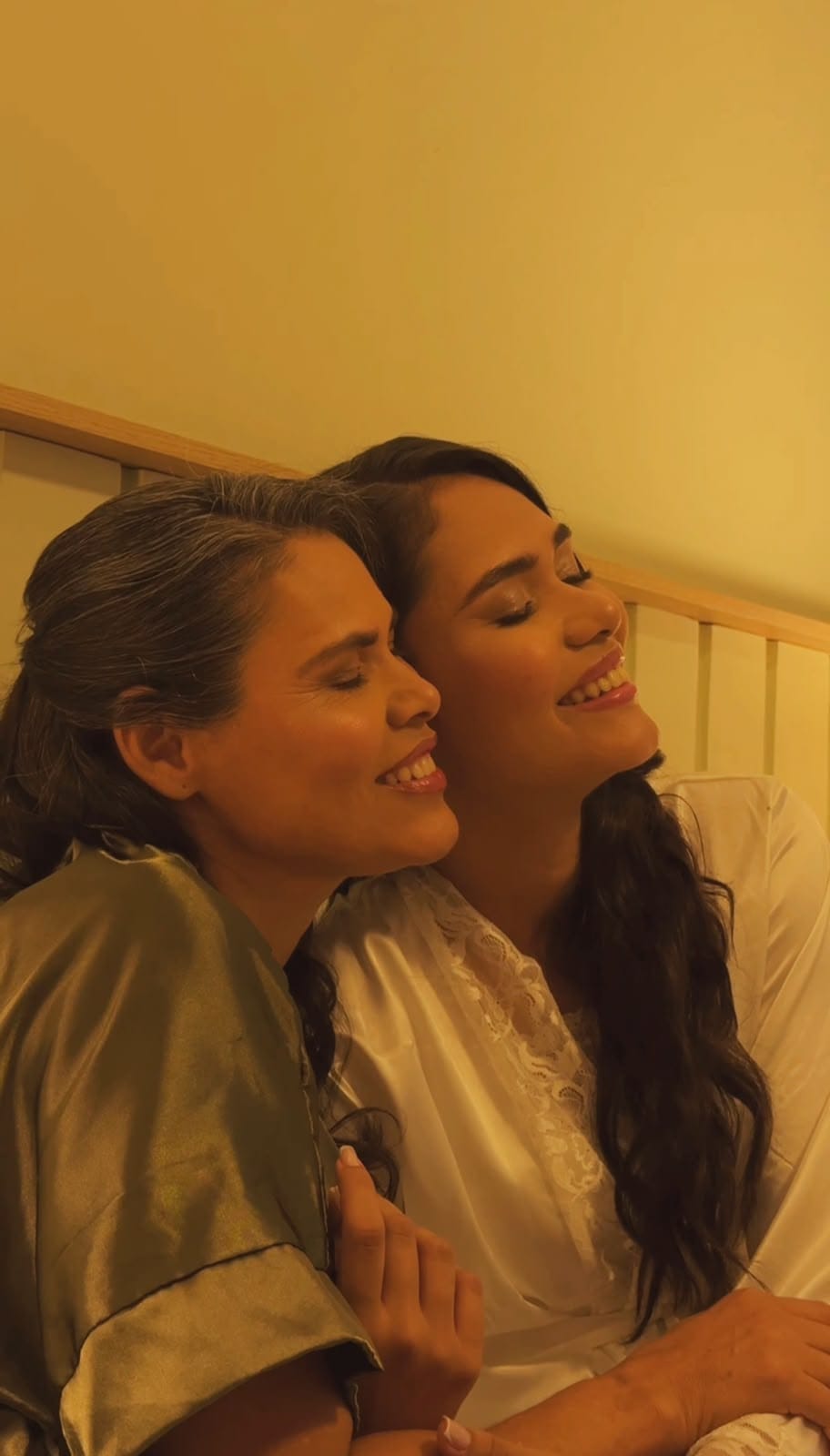 Mãe e noiva abraçadas e emocionadas no making of