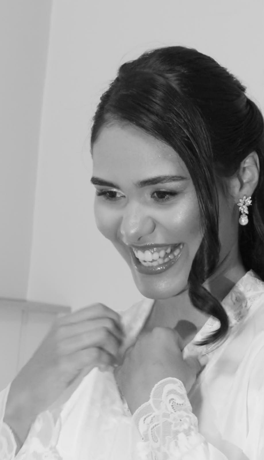 Noiva sorrindo no making of, em preto e branco